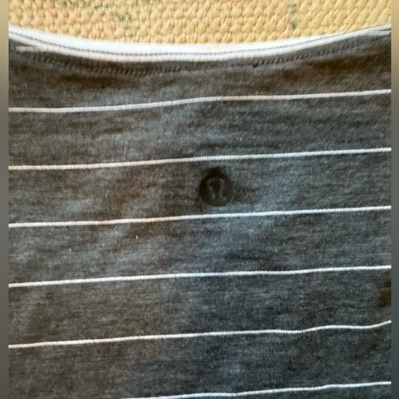 Lululemon Size 10 Charcoal and White Short Sleeve Round Neck Excellent Condition - Picture 4 of 6